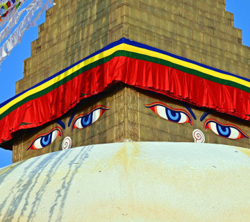 वातावरणमैत्री लुङ्दर र झण्डाले सजियाे बौद्ध स्तुपा